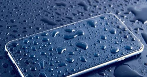 6 THINGS TO DO AND NOT TO DO WHEN YOUR SMARTPHONE FALLS IN WATER