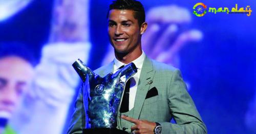 Real Madrid’s Cristiano ronaldo holds the trophy after winning the UEFA Men’s Player of the Year award
