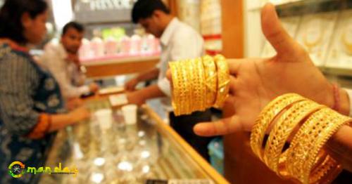 During the Diwali festival, Indians light up their houses and buy gold as a tradition. 