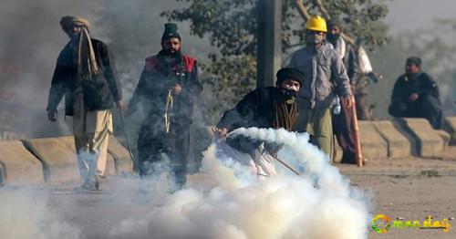 Policeman killed, over 100 injured in Pakistan clashes