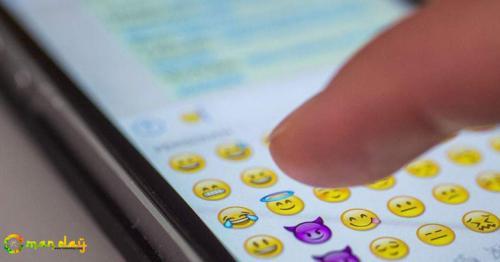 WhatsApp gets legal notice for ’obscene’ middle finger emoji