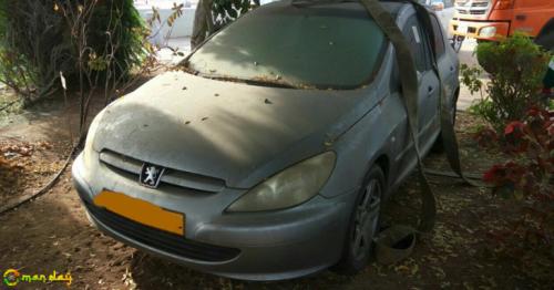 Muscat Municipality removes neglected vehicles from  Al Sarouj area