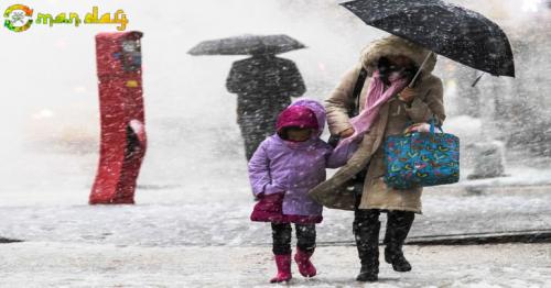 Storm moves up East Coast dumping snow, knocking out power