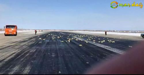 
Gold, Platinum Bars Spill Across Russian Runway As Plane Door Flies Open