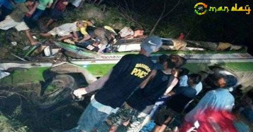 19 dead as bus plunges off Philippine cliff