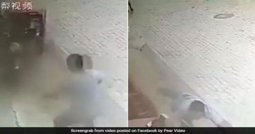 A man in China risked his life and jumped on an electric car to save a girl