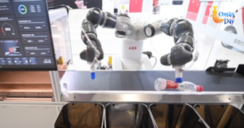 A garbage-sorting robot makes its debut at CIIE