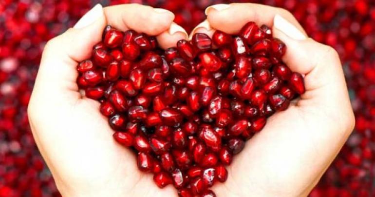 HOW TO PEEL A POMEGRANATE EASILY AND QUICKLY