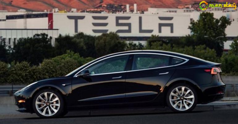 TESLA MOTORS VIA REUTERS 
The first Tesla Model 3 cars off the production line are now with their new owners