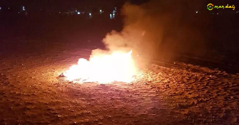 Two litter bins on Sawadi beach were set on fire. 
