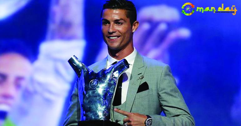 Real Madrid’s Cristiano ronaldo holds the trophy after winning the UEFA Men’s Player of the Year award