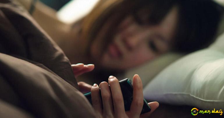 If you use a cell phone before bed, you have to stop it! this is the reason!