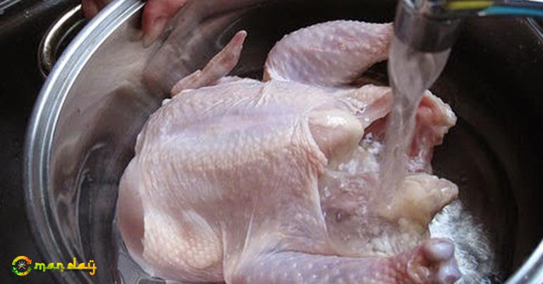 This is why you should NEVER wash raw chicken before cooking it (do THIS instead) – VIDEO