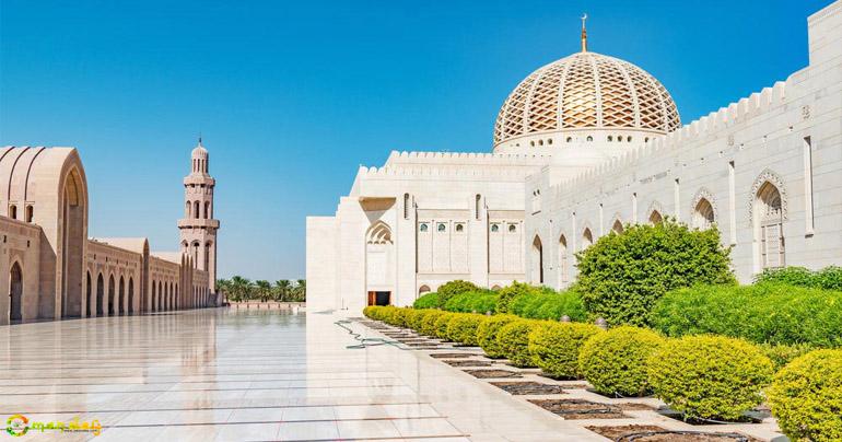 ​Egyptian president visits the Sultan Qaboos grand mosque
