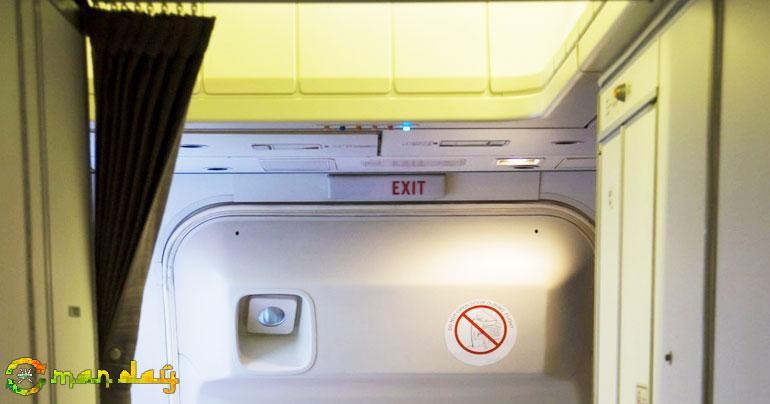 Woman screaming ‘I’m God!’ attempts to open door & abandon plane midflight