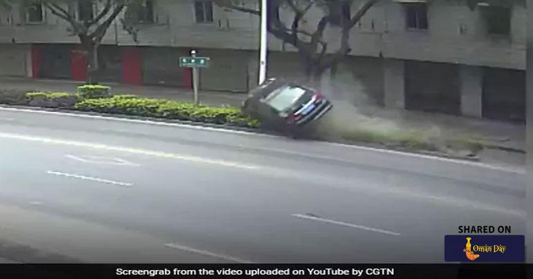 Unbelievable!Drunk driver flips car over road divider in South China city