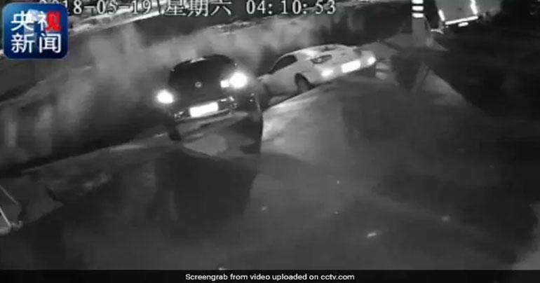 This Chinese 10-Foot sinkhole suddenly swallows three cars 