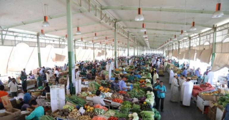 Muscat Municipality regulates parking of vehicles at Mawaleh market